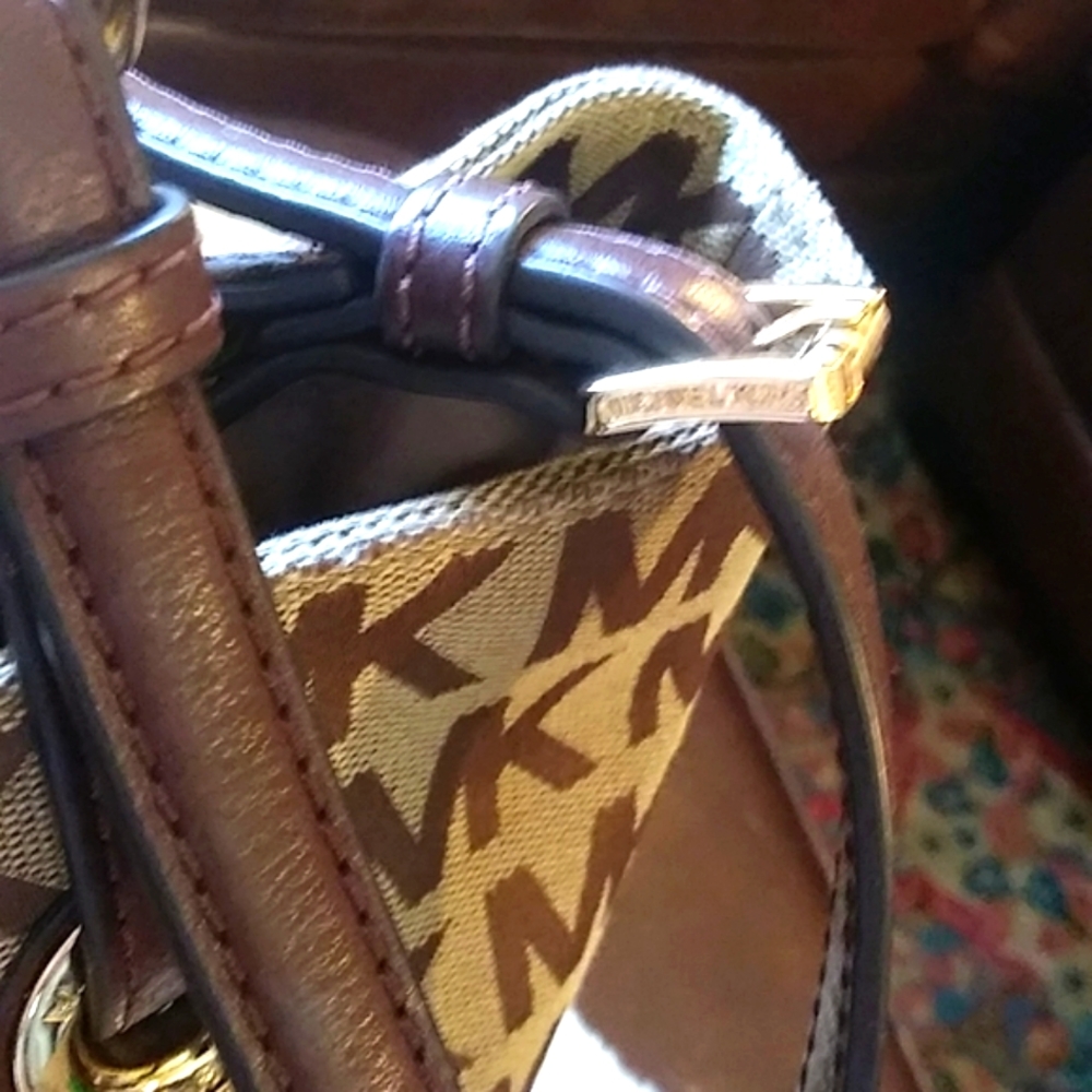 VGUC. Michael kors tote with matching expandable full length wallet. - Picture 7 of 11